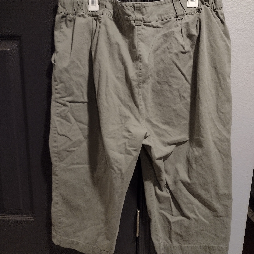 Ladies Basic Additions Green Capris - image 4